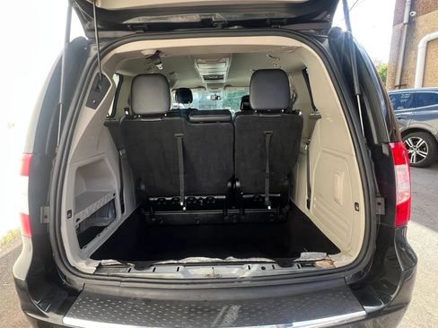 Used 2014 Chrysler Town & Country Touring FWD image 10
