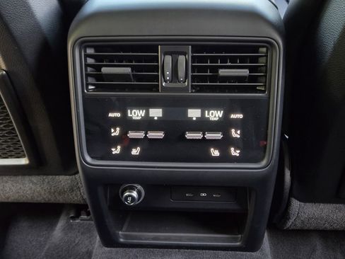 Used 2024 Porsche Cayenne Coupe AWD/4WD image 38