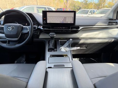 Used 2025 Toyota Sienna XLE image 10