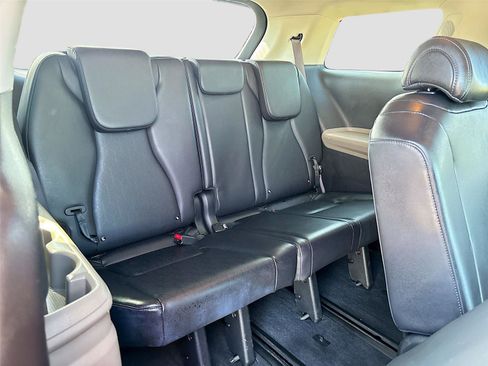 Used 2025 Kia Carnival FWD image 27