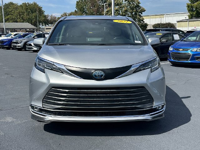 Used 2021 Toyota Sienna XLE FWD image 2