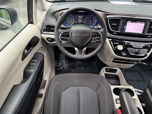 Used 2023 Chrysler Voyager LX FWD image 14