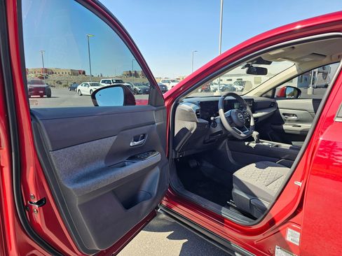 Used 2025 Nissan Kicks SV AWD/4WD image 18