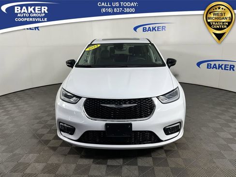 Used 2024 Chrysler Pacifica Limited image 3