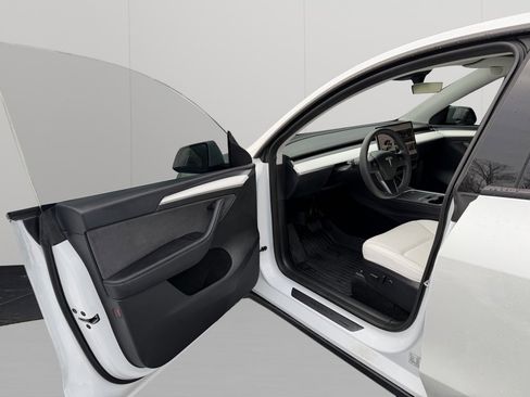 Used 2024 Tesla Model Y Long Range image 14