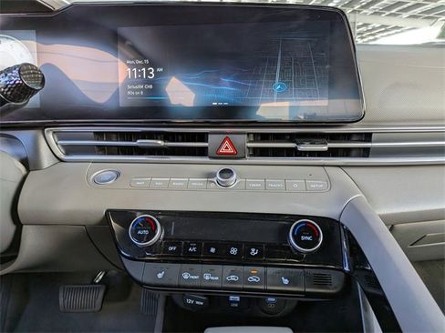 Used 2025 Hyundai Elantra SEL image 19