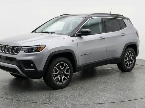 Used 2025 Jeep Compass Trailhawk AWD/4WD image 3