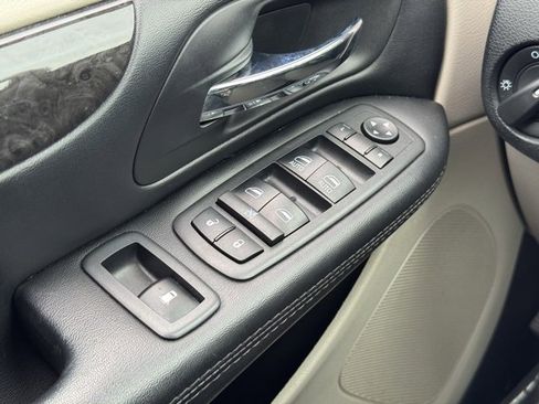 Used 2019 Dodge Grand Caravan SE w/ UConnect Hands-Free Group image 27