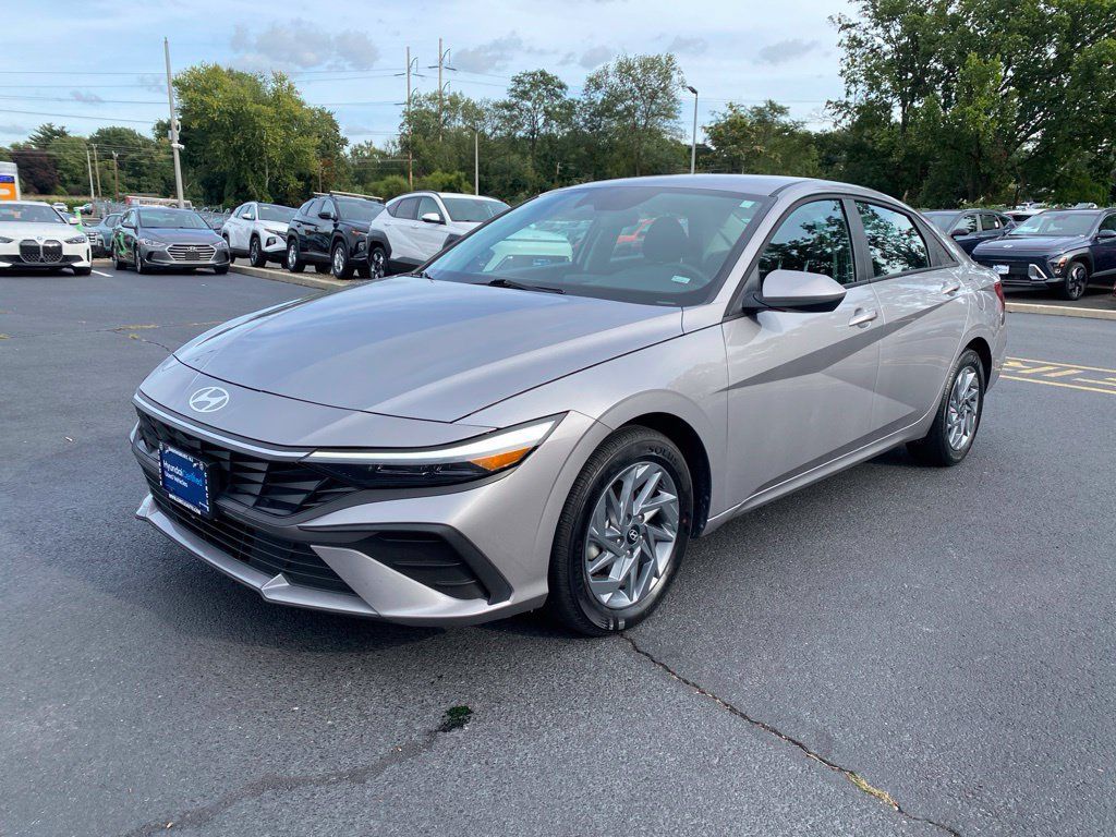 Certified 2025 Hyundai Elantra Hybrid FWD image 6