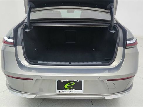 Used 2025 BMW i7 eDrive50 image 14