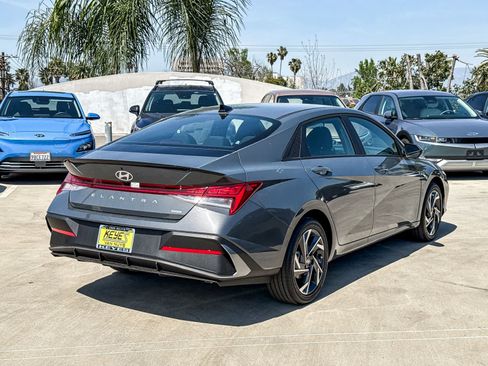 Used 2025 Hyundai Elantra SEL FWD image 4