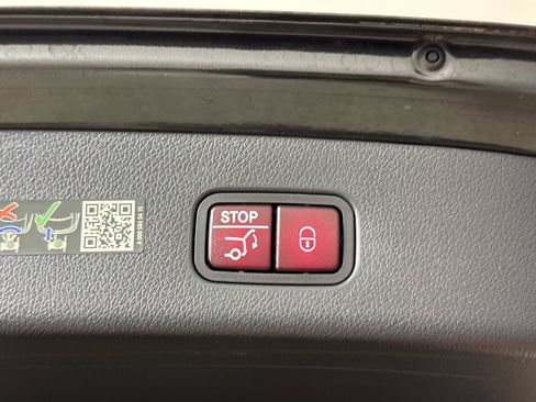 Used 2024 Mercedes-Benz GLC 300 4MATIC image 11