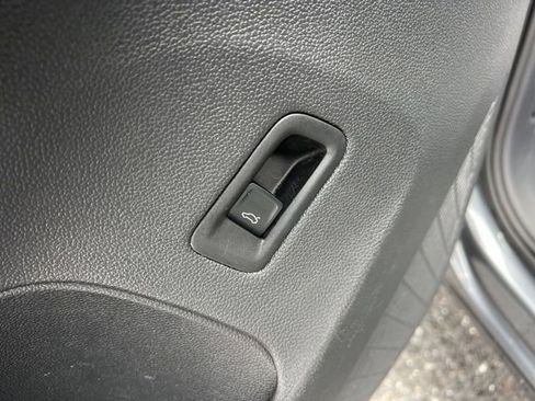 Used 2025 Volkswagen Atlas Cross Sport SE image 27