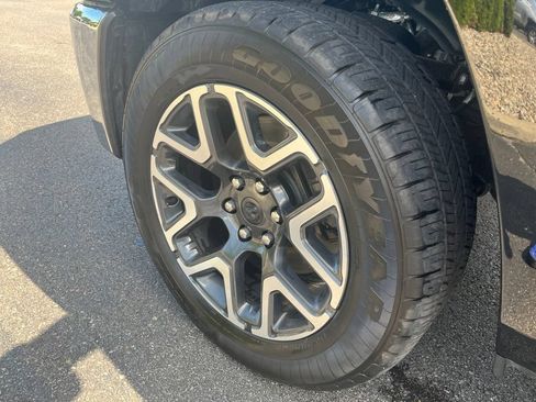 Used 2025 RAM 1500 Laramie AWD/4WD image 10