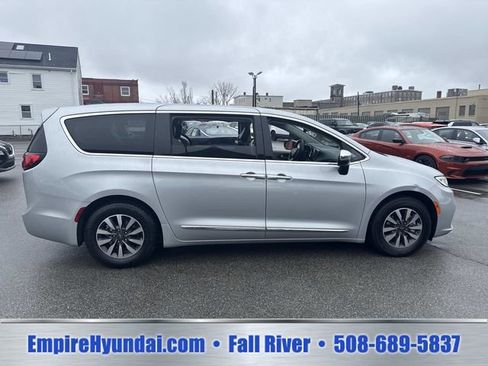 Used 2023 Chrysler Pacifica Limited FWD image 3