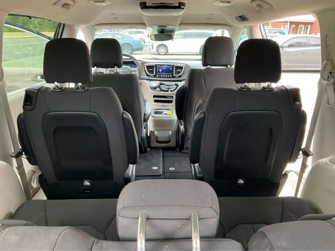 Used 2019 Chrysler Pacifica Touring Plus w/ Advanced Safetytec Group FWD image 22