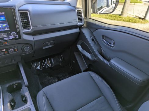 Used 2024 Nissan Frontier SV w/ SV Convenience Package image 18