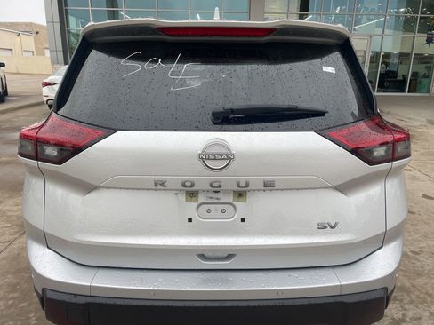 Used 2024 Nissan Rogue SV FWD image 11