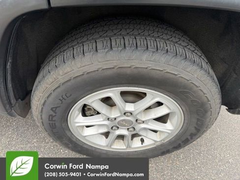 Used 2018 Jeep Grand Cherokee Laredo image 12