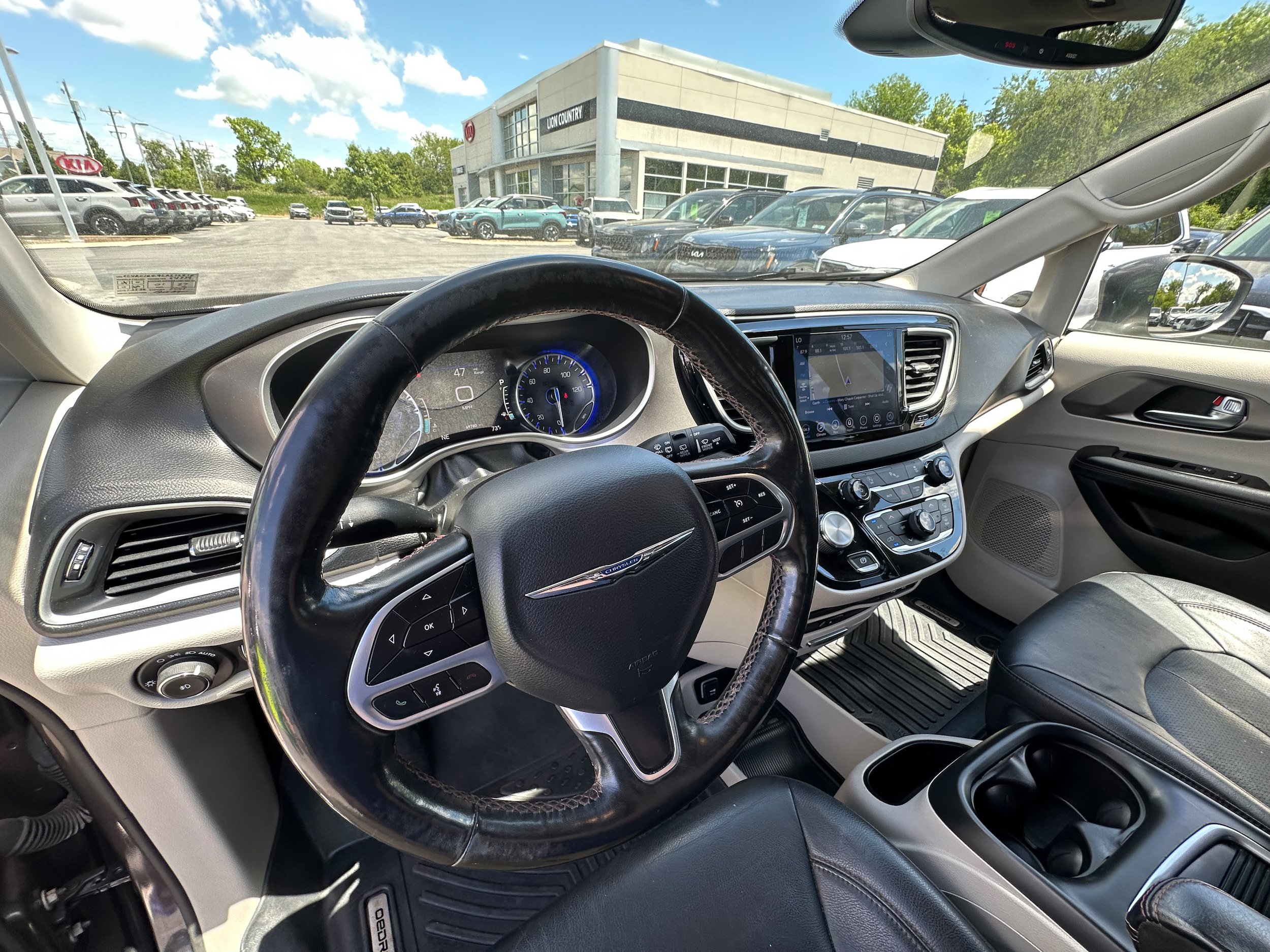 Used 2020 Chrysler Pacifica Touring-L Plus FWD image 24