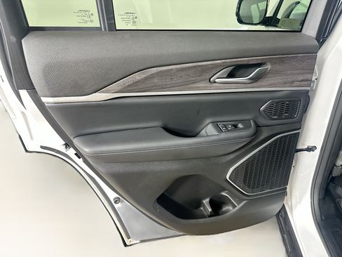 Used 2023 Jeep Grand Cherokee Limited RWD image 27