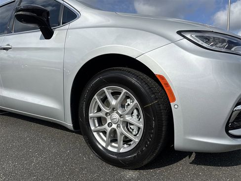 New 2026 Chrysler Pacifica Select image 10