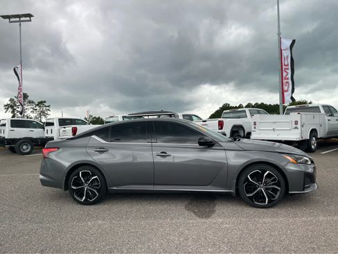 Used 2024 Nissan Altima 2.5 SR w/ SR Premium Package FWD image 4