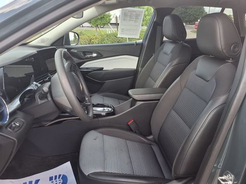 Used 2025 Chevrolet Trax LT FWD image 15