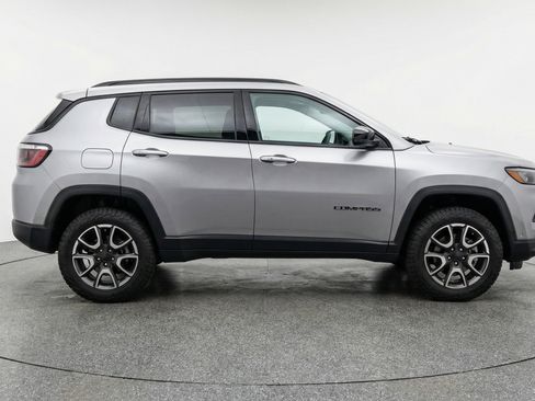 Used 2025 Jeep Compass Trailhawk AWD/4WD image 11