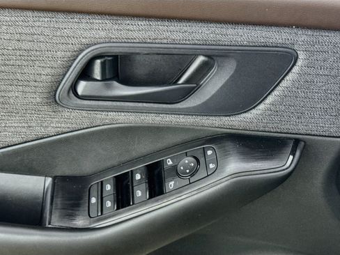 Used 2023 Nissan Rogue S AWD/4WD image 19
