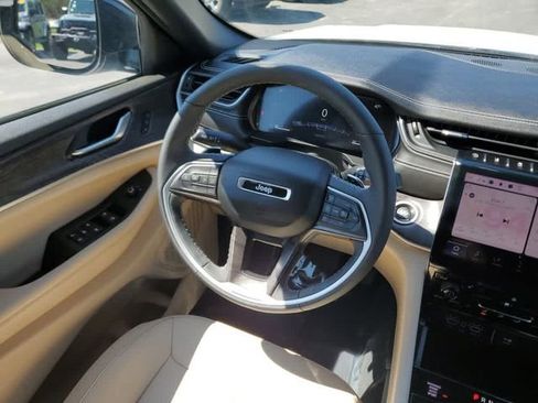 Used 2023 Jeep Grand Cherokee Limited AWD/4WD image 17