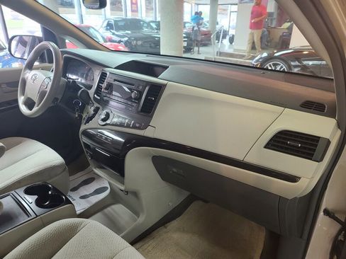 Used 2014 Toyota Sienna LE image 14