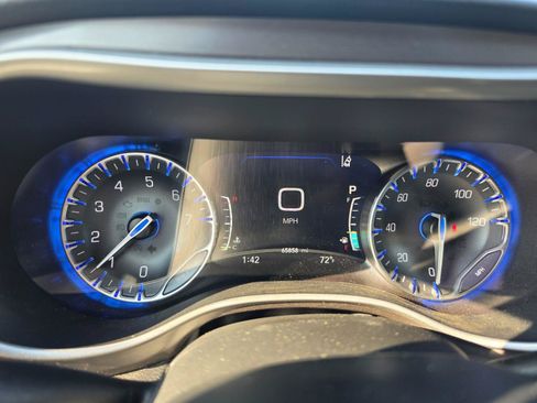 Used 2024 Chrysler Pacifica Touring-L FWD image 9
