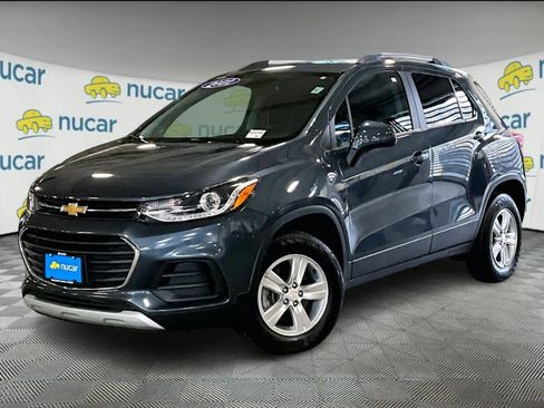Used 2022 Chevrolet Trax LT w/ LT Convenience Package image 3