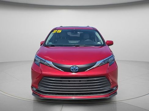 Used 2025 Toyota Sienna XLE w/ XLE Plus Package FWD image 4