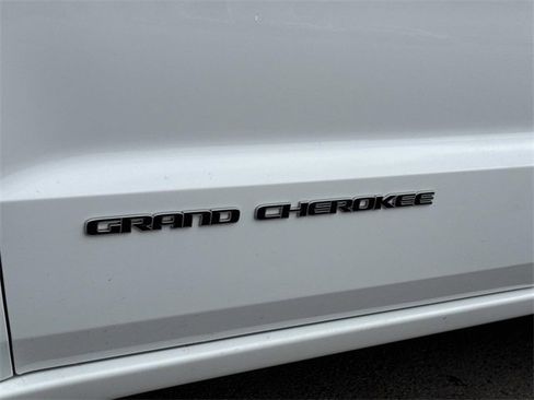 Used 2017 Jeep Grand Cherokee Overland image 11