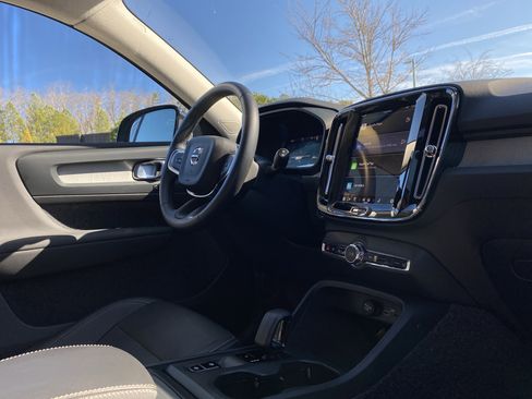 Used 2025 Volvo XC40 B5 Core image 67