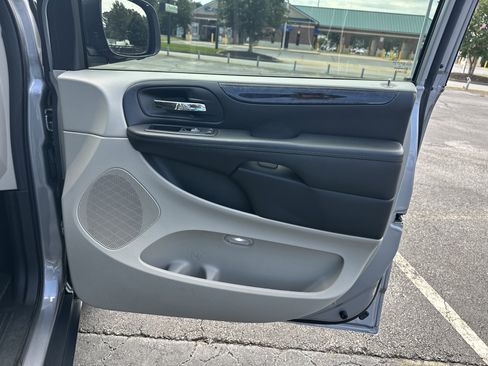 Used 2016 Dodge Grand Caravan American Value Package image 15