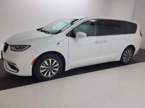 Used 2022 Chrysler Pacifica Touring-L FWD image 2