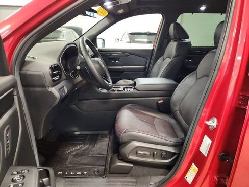 Certified 2025 Honda Pilot Black Edition image 11