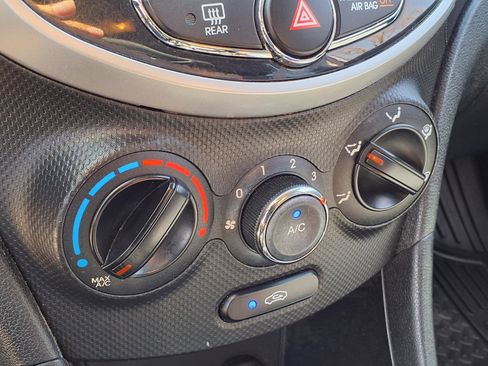 Used 2014 Hyundai Accent SE image 9