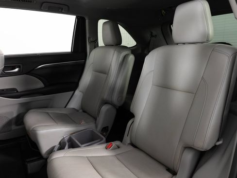 Used 2019 Toyota Highlander Limited Platinum AWD/4WD image 18