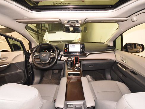 Used 2021 Toyota Sienna XLE FWD image 2
