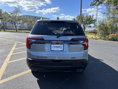 Used 2023 GMC Acadia SLE w/ Driver Convenience Package image 5