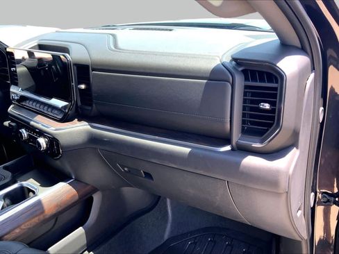 Used 2025 GMC Sierra 1500 SLT AWD/4WD image 19