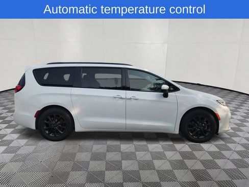 Used 2023 Chrysler Pacifica Touring w/ S Appearance Package FWD image 4