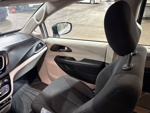 Used 2017 Chrysler Pacifica Touring Plus w/ Tire & Wheel Group image 21