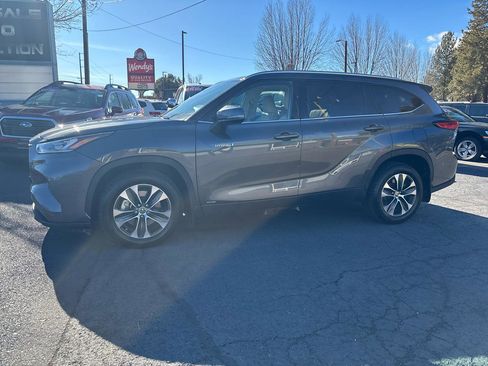 Used 2020 Toyota Highlander XLE image 2