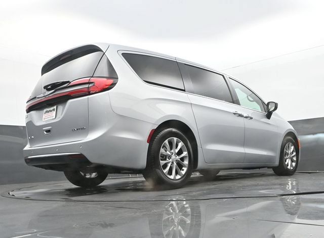 Used 2026 Chrysler Pacifica Limited FWD image 26