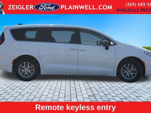 Used 2024 Chrysler Pacifica Touring-L FWD image 6